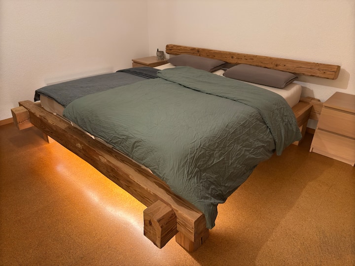 חדר שינה
חשוב: החדר הזה מרוהט לאחרונה! התמונות יופיעו בתחילת נובמבר 2025
מיטה זוגית 160x200, ארון בגדים, שולחן