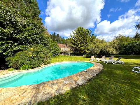 Cottage with private pool near all shops and river