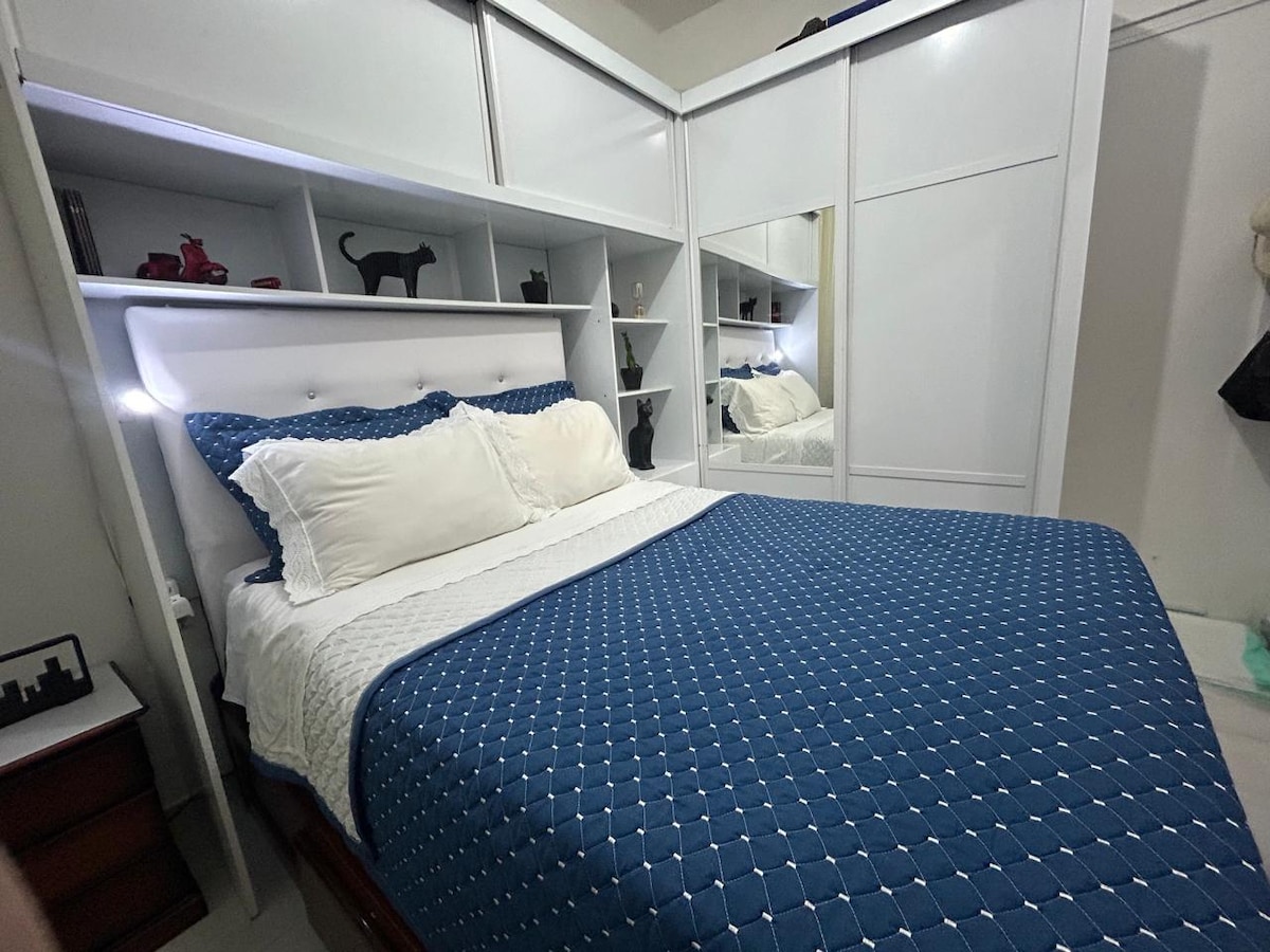 Კონდიცირებული ოთახი კომფორტული ორადგილიანი საწოლით 