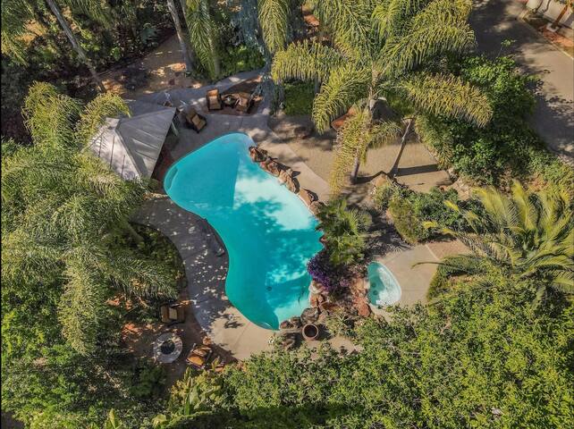 [New Special] Modern Redwood Retreat with pool gallery image 3