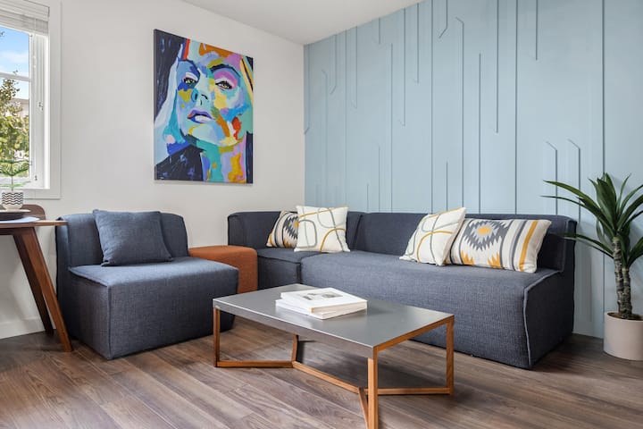 Stylish Unit In Historic Currie | 7 Mins To Dntown - Calgary