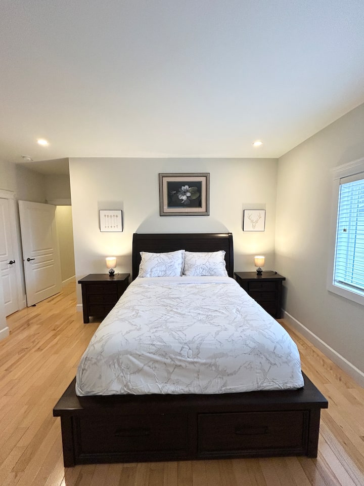 Dhomë gjumi master me hapësirë të bollshme me banjë ngjitur, dollap me rrota.