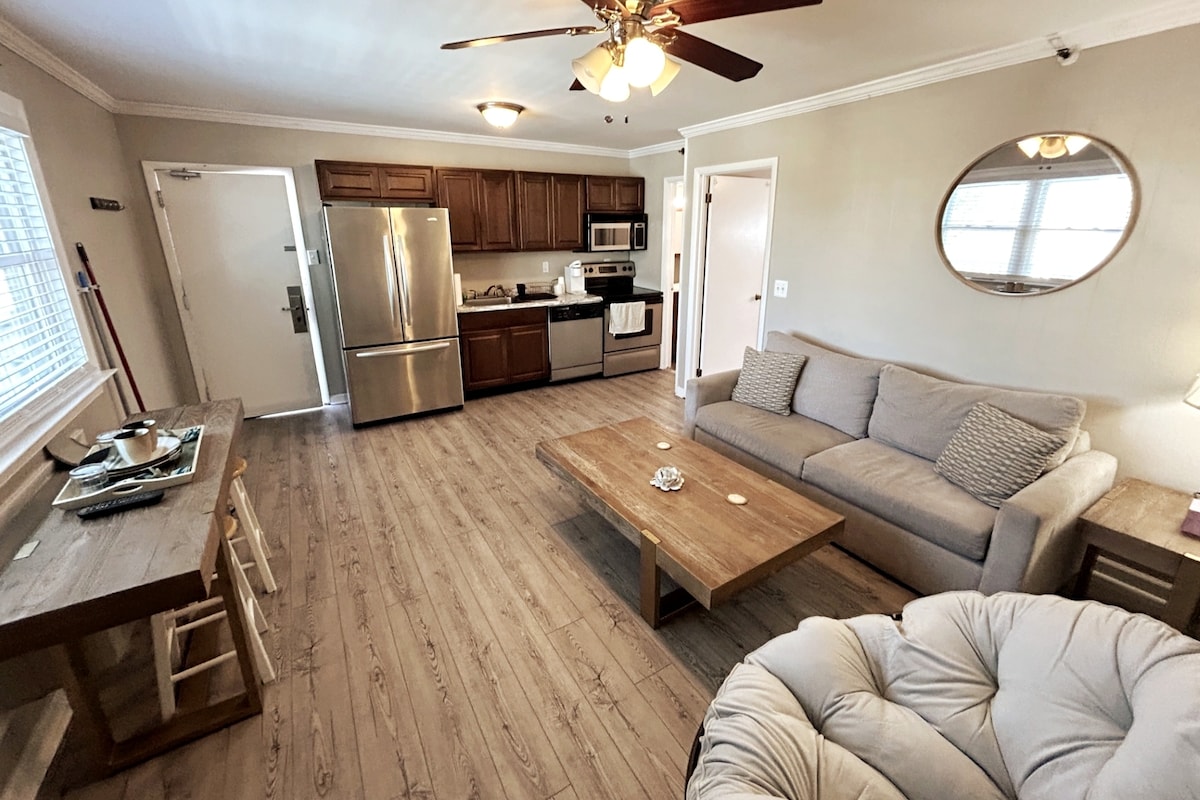 מטבח מאובזר. ספה נפתחת. 