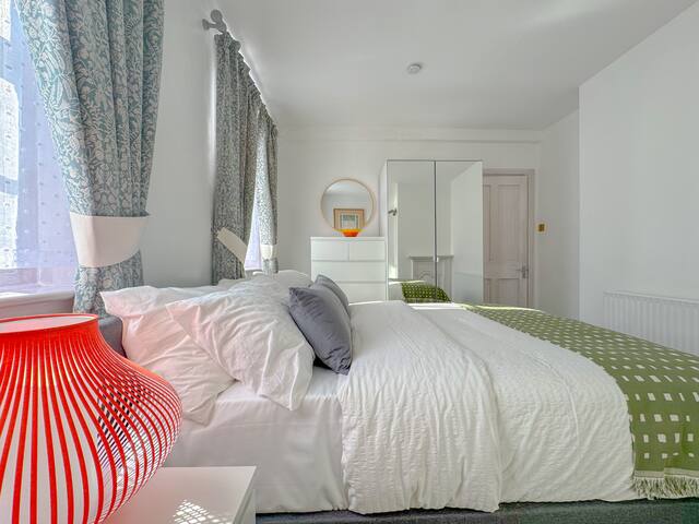 Mayfair Hyde Park-Quiet 2 Bed Ap gallery image 3