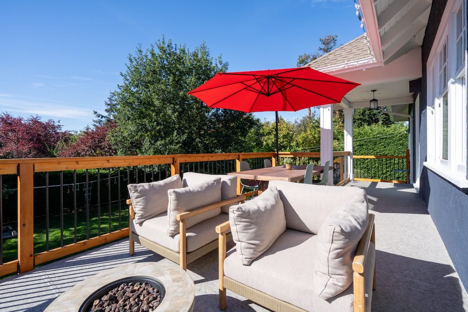 Stunning Family Home With Huge Yard photo 3