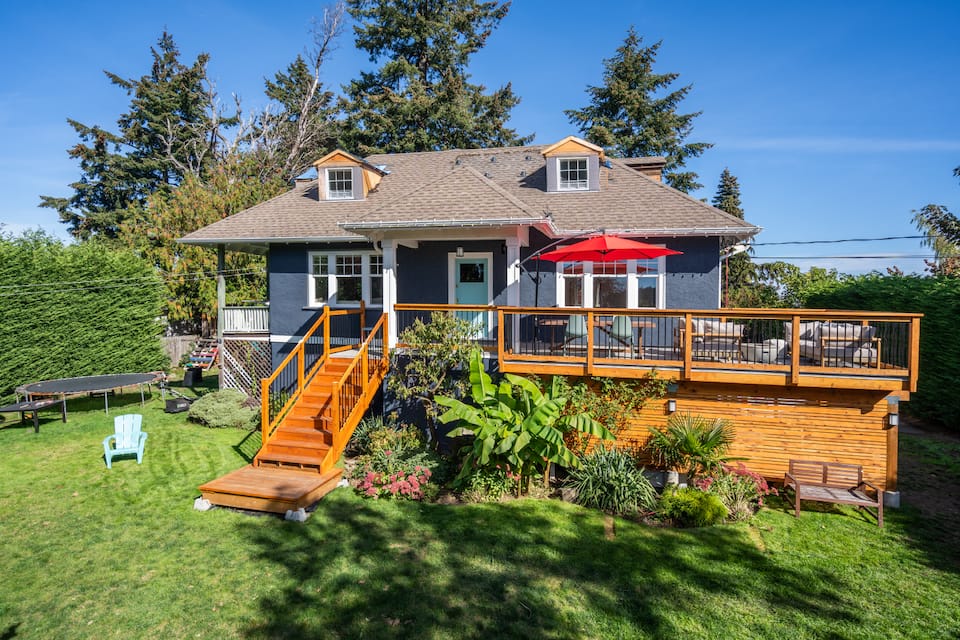 Stunning Family Home With Huge Yard photo 5