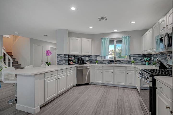 Spacious 4BR + Pool | Pet-Friendly | Extended Stay