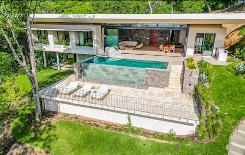 Casa Lagom: Luxurious Oasis with Infinity Pool!