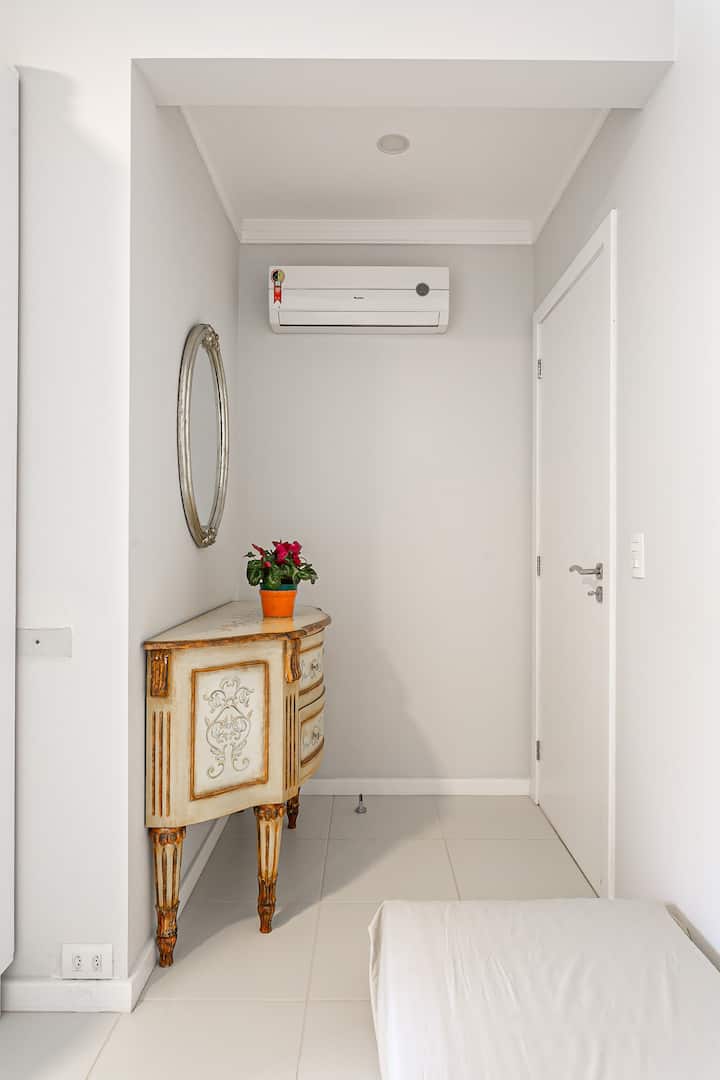 Kiyoyozi katika vyumba vyote.