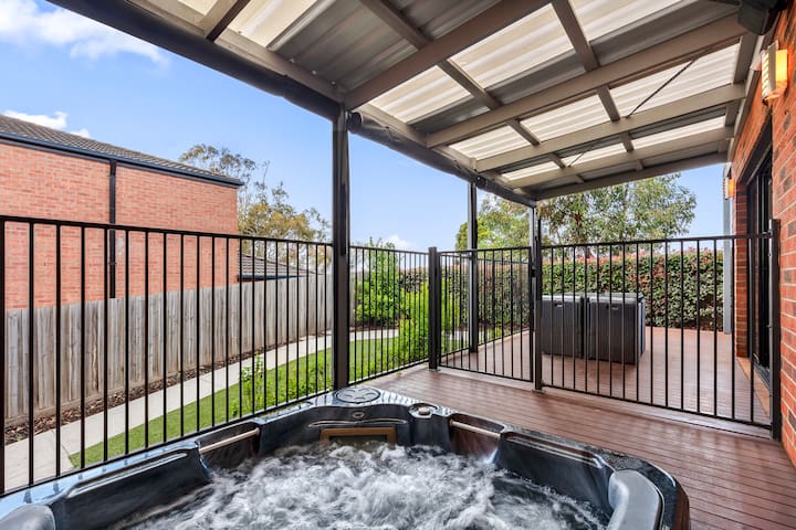 Family Home in Geelong with Spa