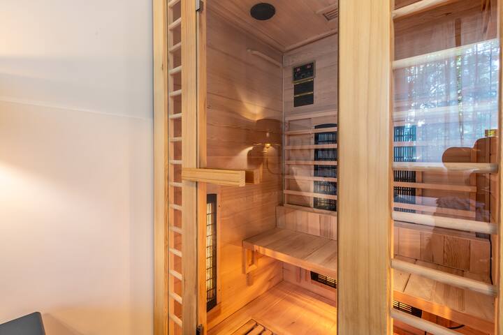 Stylish Jacuzzi&Sauna Vatican apt (by Flatinrome) gallery image 5