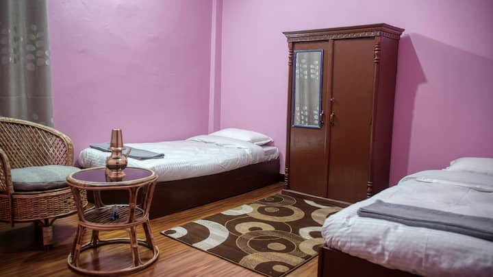 Dva udobna odvojena kreveta, prostor za odlaganje odjeće i prostor za sjedenje