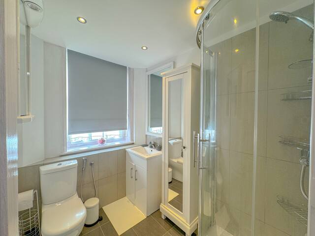 Gem next to Hyde Park gallery image 5