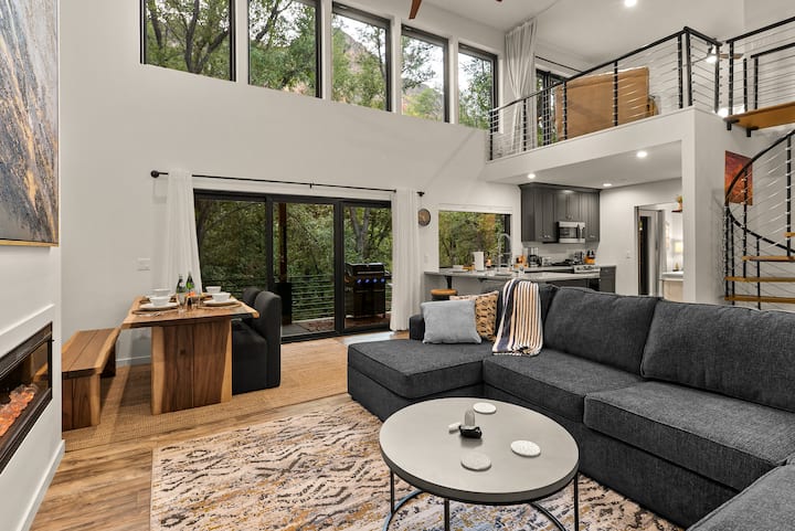 Oak Creek Hideaway הוא בית מואר ומסוגנן, שנבנה בשנת 2023, ומציע שילוב מושלם של נוחות מודרנית וקסם נצחי