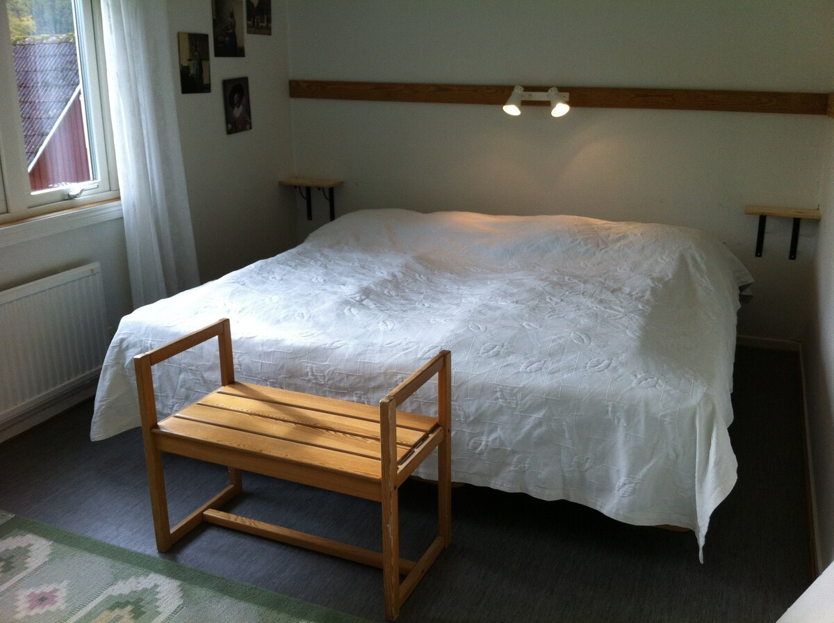 床很宽舒适。地板面积很大，有足够的空间供小孩使用婴儿床和旅行床