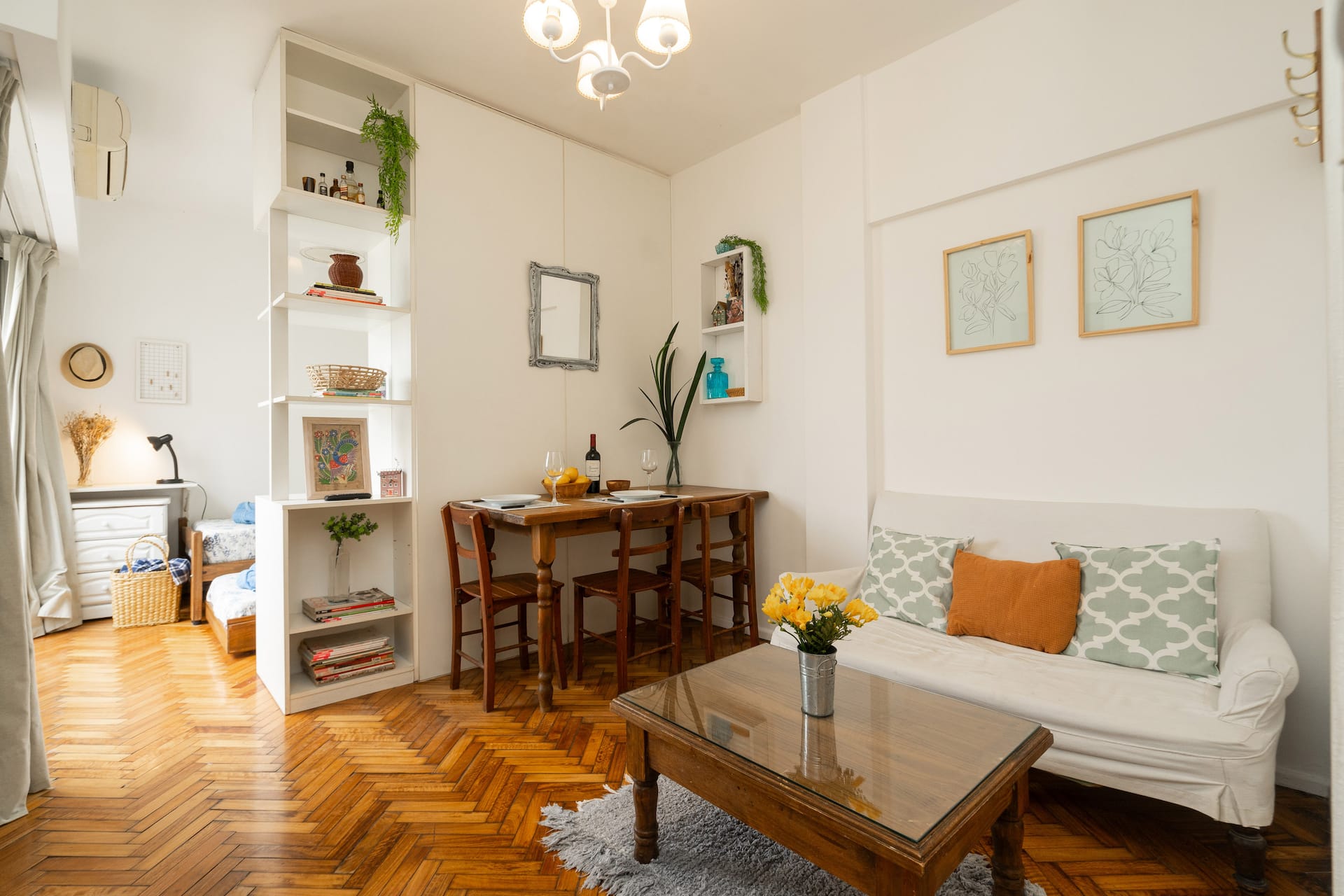 Bright 12th-floor one-bedroom apartment in Retiro