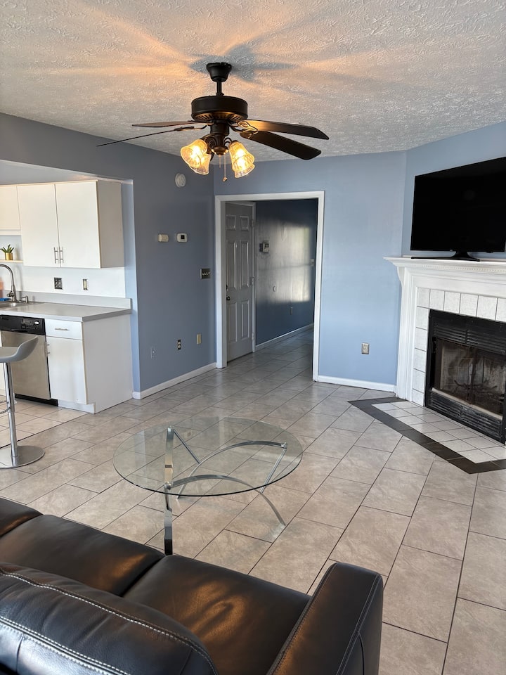 Luxury Lakefront Townhome - Newport News, VA