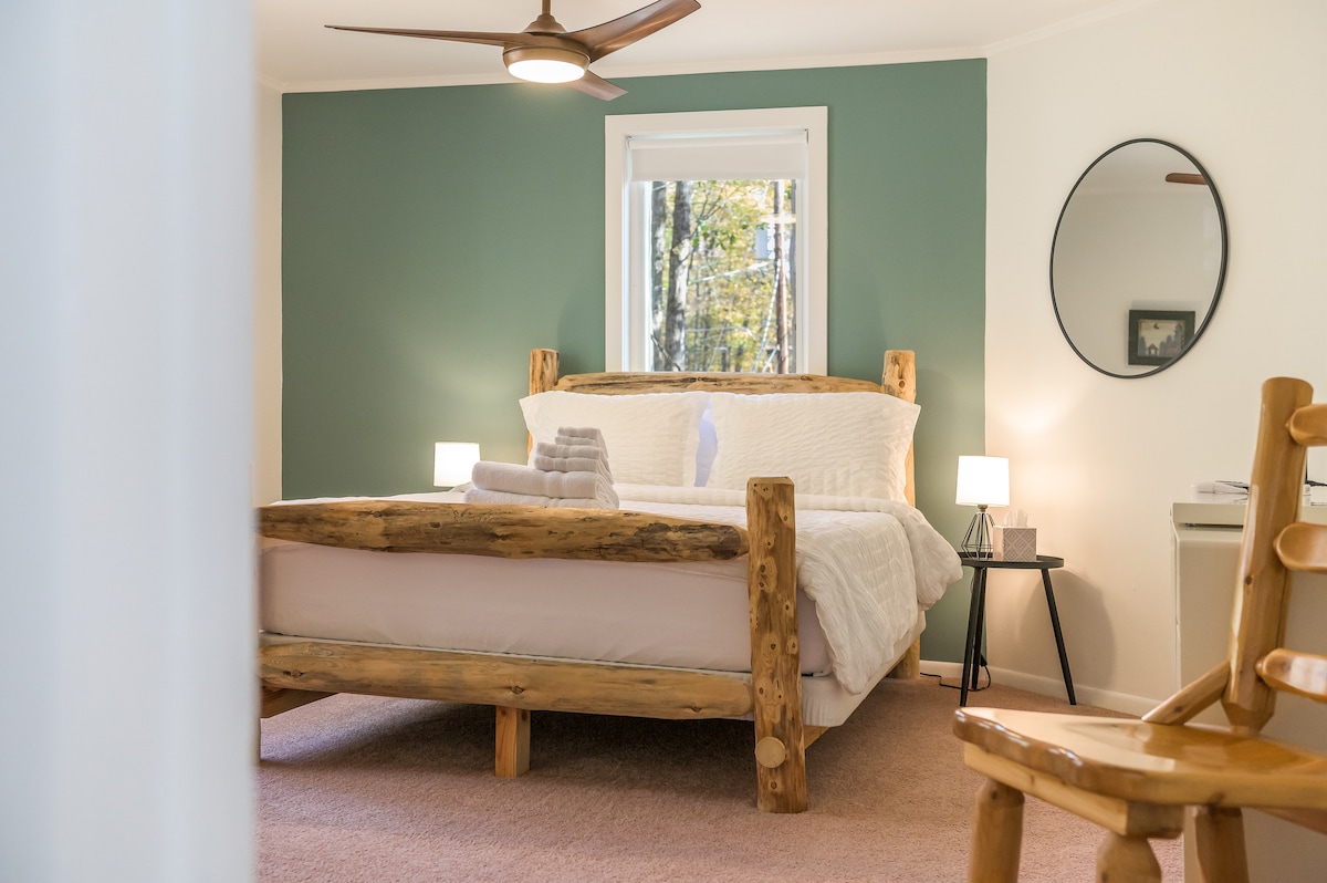 Pjesa e dytë kryesore ka një krevat dopio "queen" dhe një banjë të plotë (banja 2). Dhoma është mjaft e madhe për të vendosur gjithashtu një dyshek dyshemeje ose krevat fëmijësh për udhëtime (i disponueshëm)