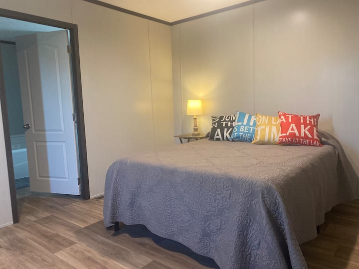 Მთავარი საძინებელი - საწოლი 152 × 203 სმ