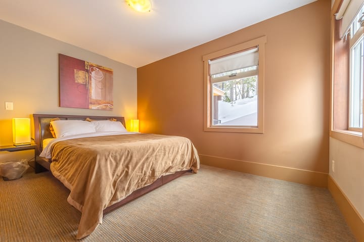 Druhá spálňa s manželskou posteľou. Pohodlná posteľná bielizeň a dostatok priestoru v skrini.