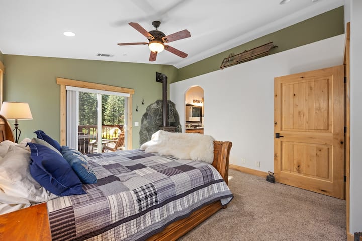 Главниот апартман со сводести тавани, приватна бања, туш со вода, греен под, шпорет на плин, цел плакар, доволно простор за цртање и приватна тераса.