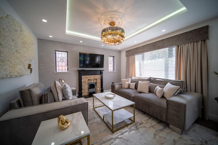 21 Guest Luxury Stay - Private Pool, Hot Tub & Bar - Lytham St Annes