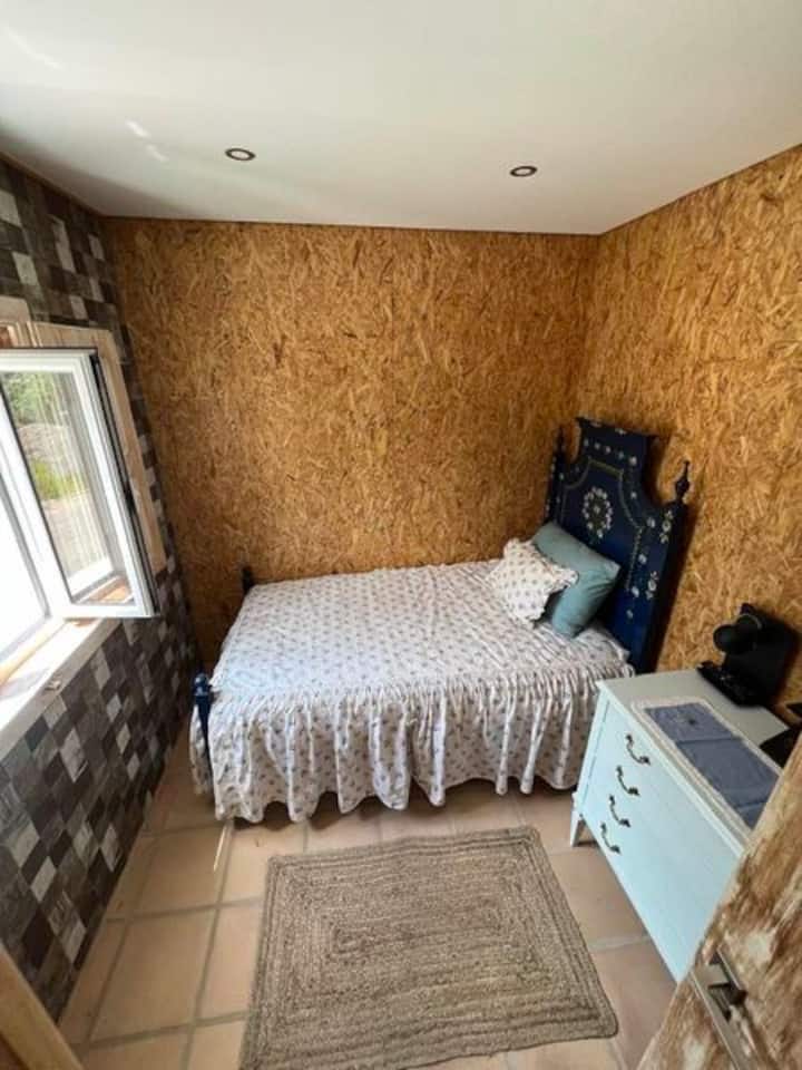 シングルルーム
部屋はカップルとコミュニケーションを取っています
幅90 cmのシングルベッド* 190 cmの長さを備えた2つの同等の寝室があります
ドレッサーとテレビを完備
どちらの部屋にも窓があります