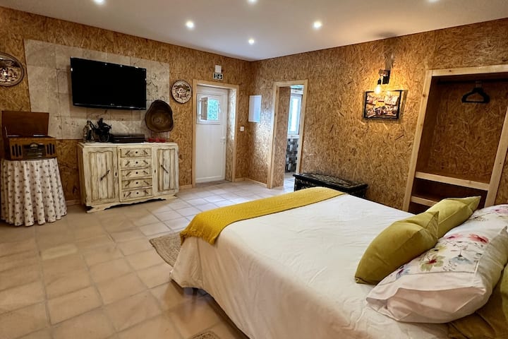 クイーンサイズベッド、ワードローブ、ドレッサー、テレビ、エアコン、スイッチギア付きのダブルルーム 
この部屋は他の2人とコミュニケーションを取っています
ドアは装飾的なものだけで、外観にはアクセスできません