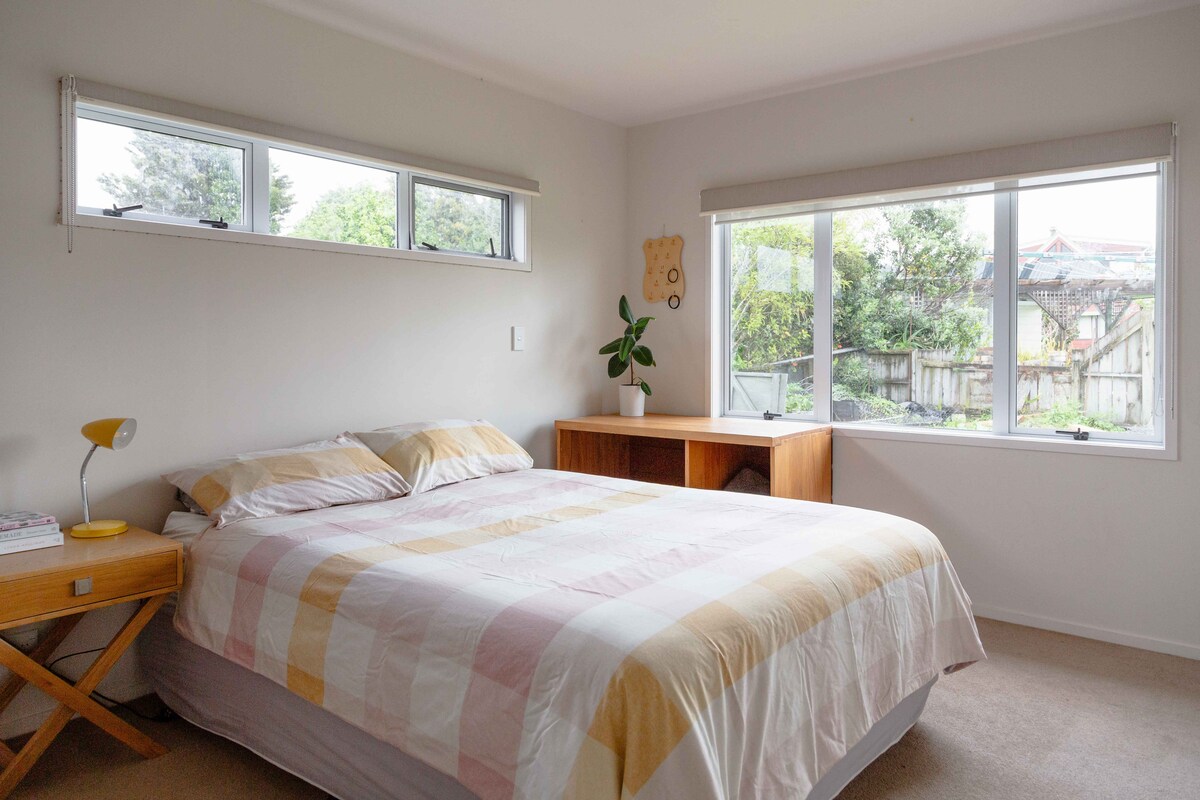 Საძინებელი 3. საწოლი 152 × 203 სმ
