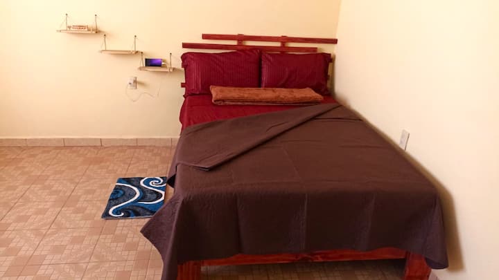 ¿Hora de dormir? Después de recorrer las calles de Guanajuato, tendrás a tu disposición un colchón Spring Air matrimonial de reciente compra (8/oct/2024), ropa de cama completamente limpia y cobija extra. 