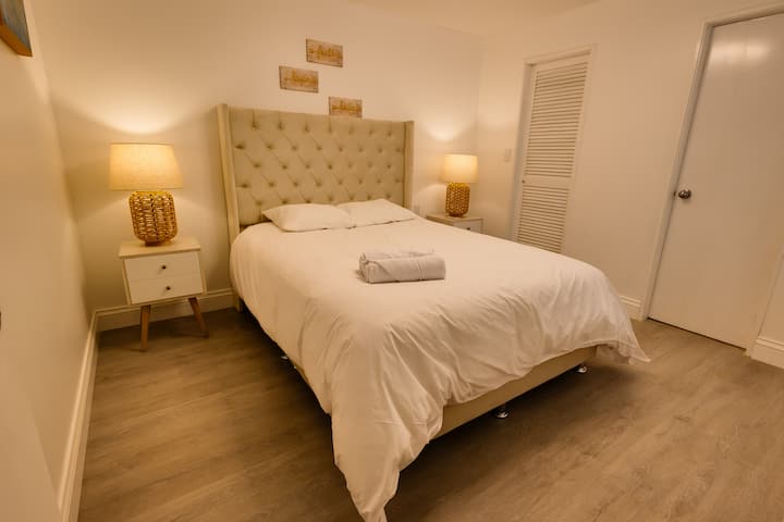 Dormitorio principal de estilo Nórdico y minimalista.
Cuenta con walking closet y baño interior. 