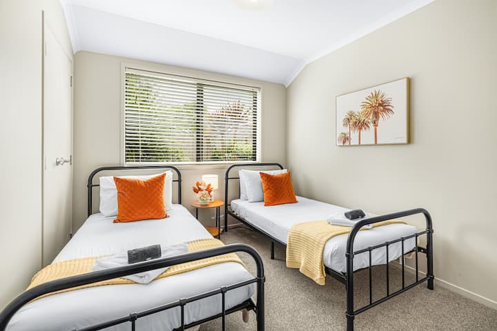 Dhoma e dytë e gjumit: Dhomë gjumi me dy persona për një natë të rehatshme, e përkryer për familje ose grupe