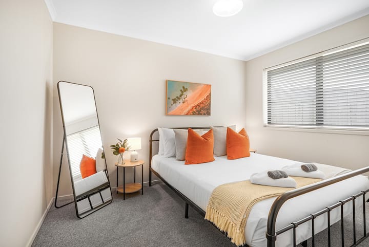 Dhoma e parë e gjumit: Krevat i rehatshëm dhe i rehatshëm me madhësi Queen për një gjumë relaksues pas një dite të gjatë 