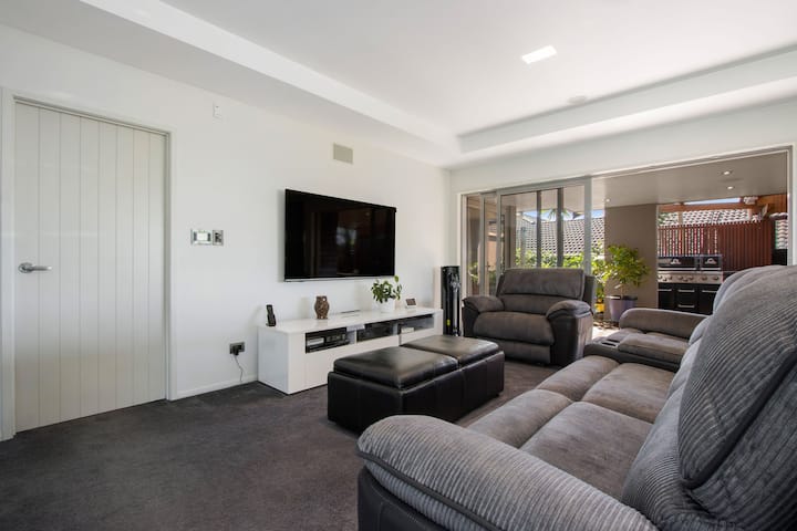 Resort-style Beach Sanctuary - Waihi Beach