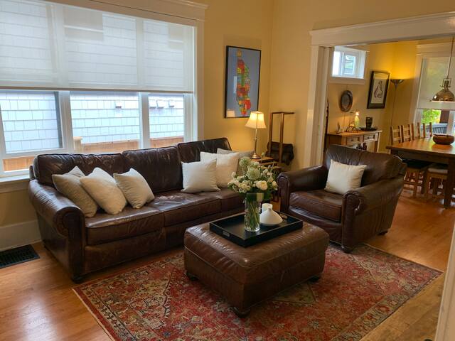 3 BR Spacious Home Near Downtown, BC Place & Food gallery image 2