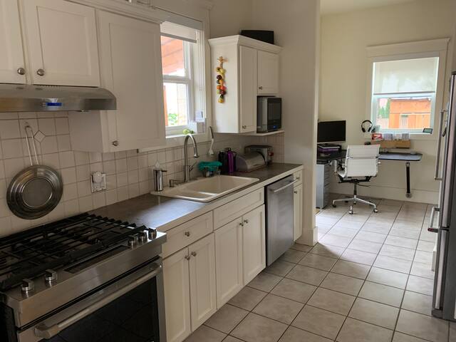 3 BR Spacious Home Near Downtown, BC Place & Food gallery image 5