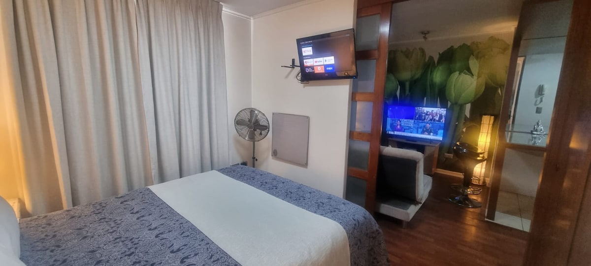 Chumba cha kulala kilicho na TV-Box Android 4k. 
Programu zimewekwa.
Magis TV, Pluto TV inayokuwezesha kufurahia mfululizo, sinema, chaneli za kitaifa na kimataifa.