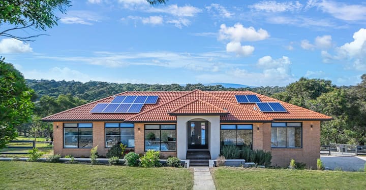 The Hidden Paradise in the Valley Farmhouse - EV