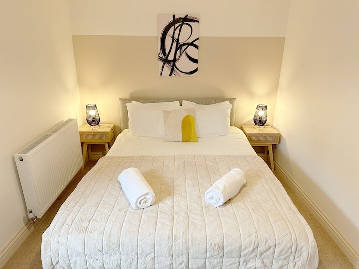 ಕಿಂಗ್ ಬೆಡ್ ಮತ್ತು ಅದರ ಪಕ್ಕದಲ್ಲಿ ಹಂಚಿಕೊಂಡ ಬಾತ್‌ರೂಮ್ ಹೊಂದಿರುವ ನೆಲ ಮಹಡಿ ಬೆಡ್‌ರೂಮ್.
ಮೊಬಿಲಿಟಿ ಸಮಸ್ಯೆಗಳಿರುವ ಯಾರಿಗಾದರೂ ಸೂಕ್ತವಾಗಿದೆ.

£ 40 ವಿನಂತಿಸಿದ ನಂತರ ಹಾಸಿಗೆಯನ್ನು 2 ಸಿಂಗಲ್‌ಗಳಾಗಿ ವಿಂಗಡಿಸಬಹುದು