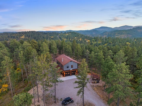 Luxury Escape w/Hot Tub, Firepit and Barrel Sauna