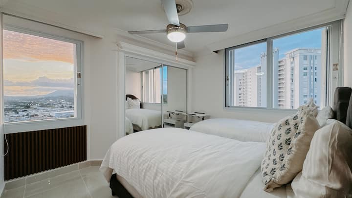 U drugoj spavaćoj sobi mogu spavati 2 gosta na 2 udobna i udobna bračna kreveta. Spavaća soba ima klima-uređaj, ormar, sjenila za zamračivanje i predivan pogled na ocean, planine i bazen.