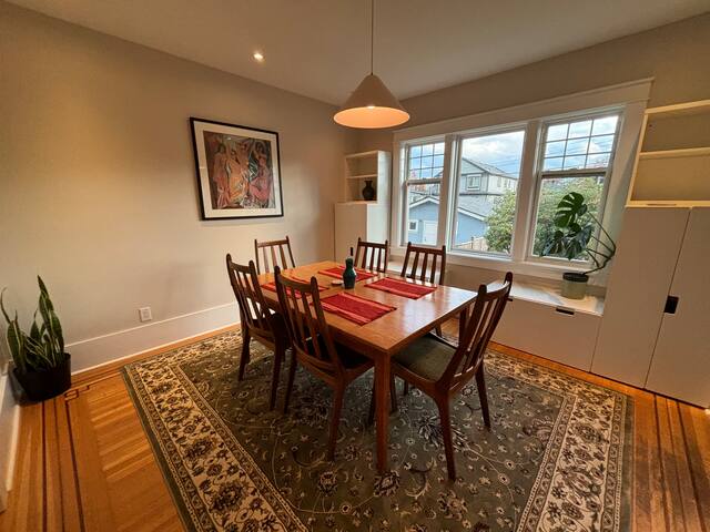 3 BR/2BTH, Near Downtown, Mountain Views gallery image 5