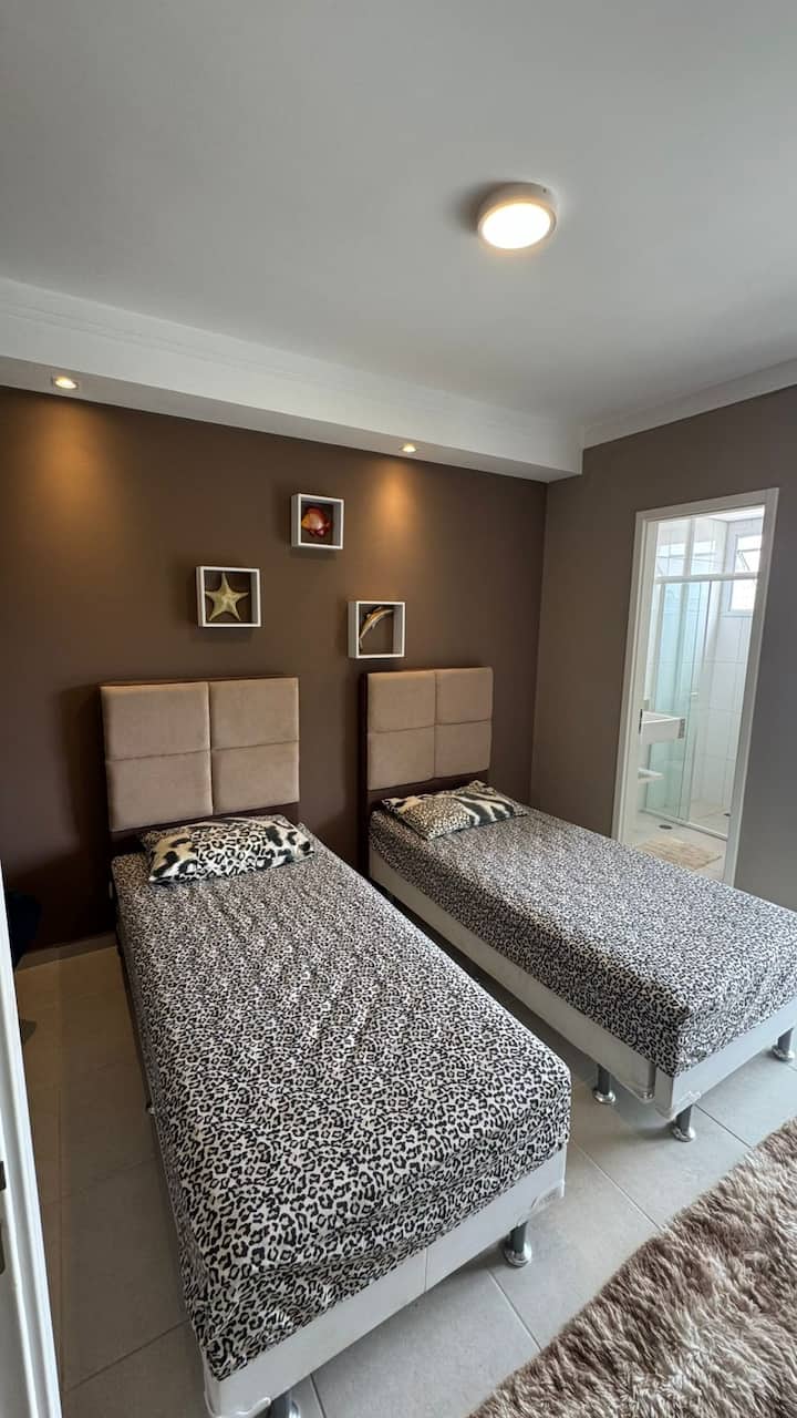 Ima 2 pomoćna kreveta ( bicama )