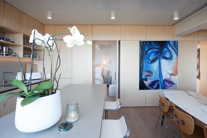 Spectacular Water Front View! gallery image 5