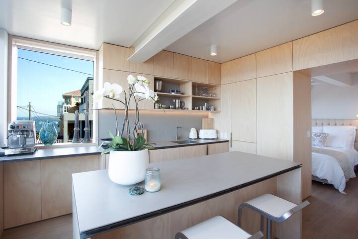 Spectacular Water Front View! gallery image 3