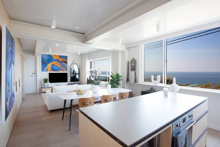 Spectacular Water Front View! gallery image 2