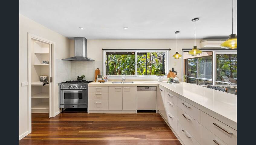 Broadbeach Retreat, sleeps up to 12 people gallery image 5