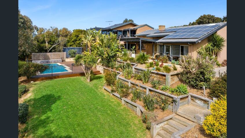 Broadbeach Retreat, sleeps up to 12 people gallery image 2