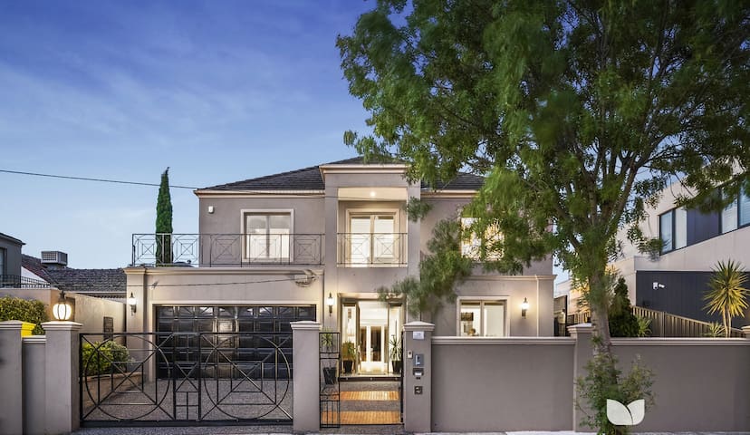 Luxury house with 5 bedrooms, pool and spa