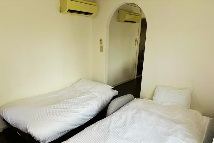 3名様以上（リビングルームのソファーベッドまたは簡易ベッドご利用時）のお布団のご用意はセルフとなっております。お客様ご自身でシーツ等をセットしてお休みください。2名様の場合で寝室は分けたいなどご希望がある場合はご予約時にお知らせください。